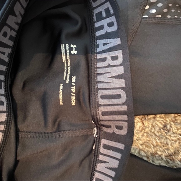 Under Armour black capri leggings ~XS - Picture 4 of 4